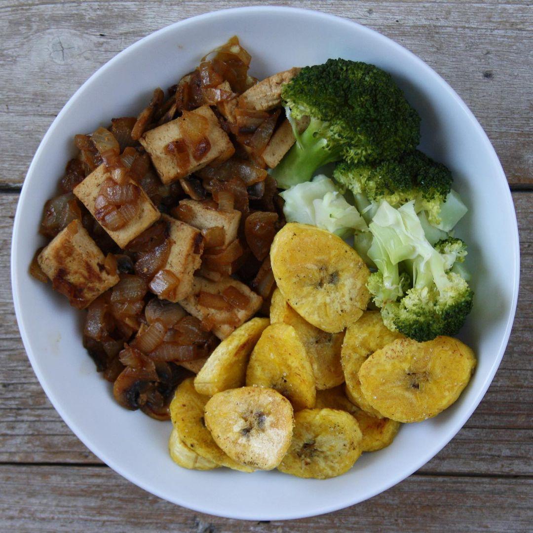 Salteado de tofu, platano macho y brócoli recipe image