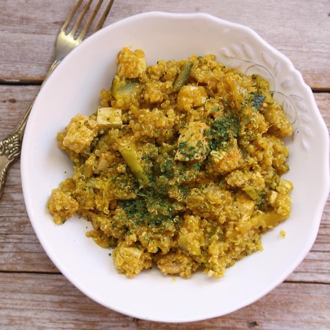 Quinoa al curry con verduras y tofu recipe image