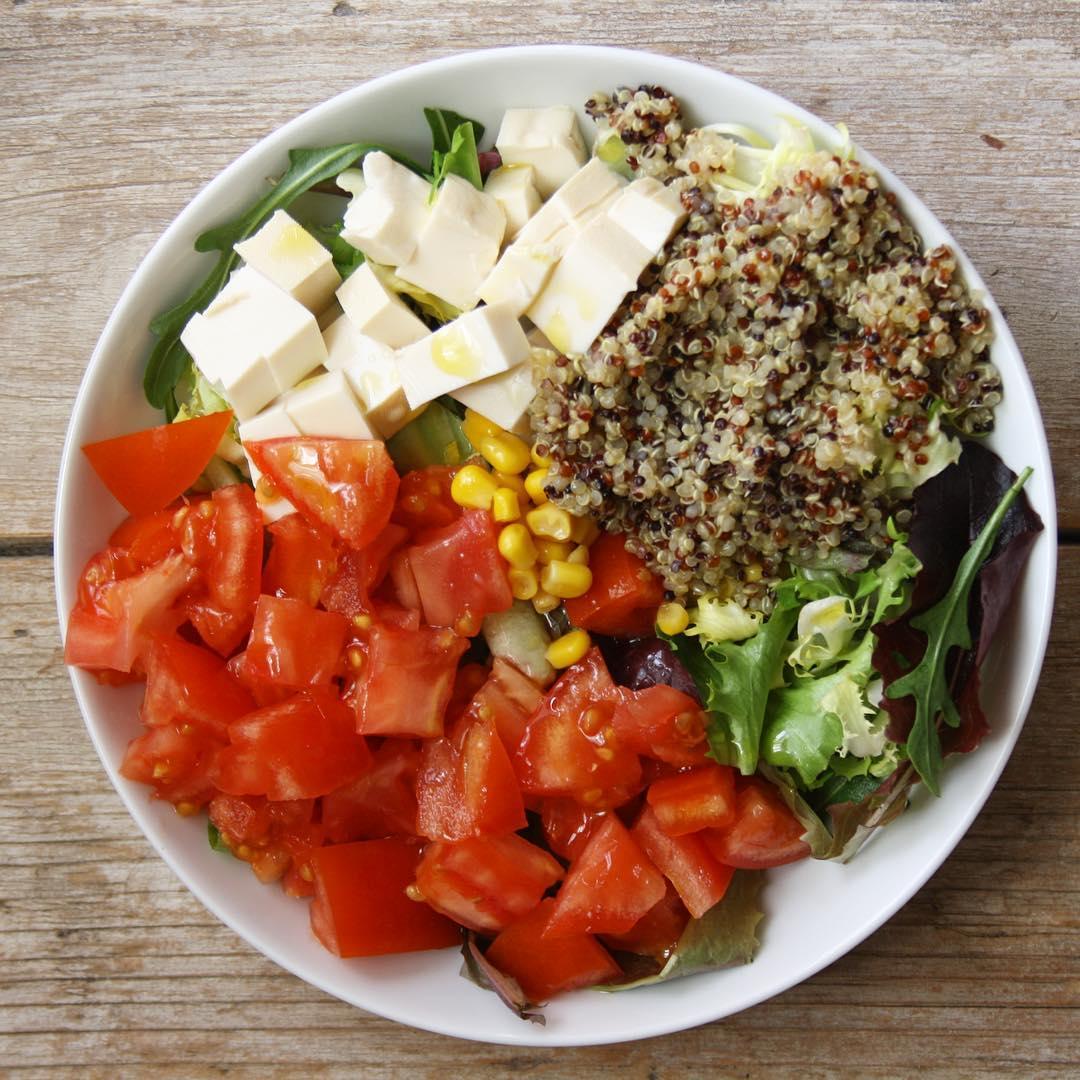 Ensalada de quinoa y tofu recipe image