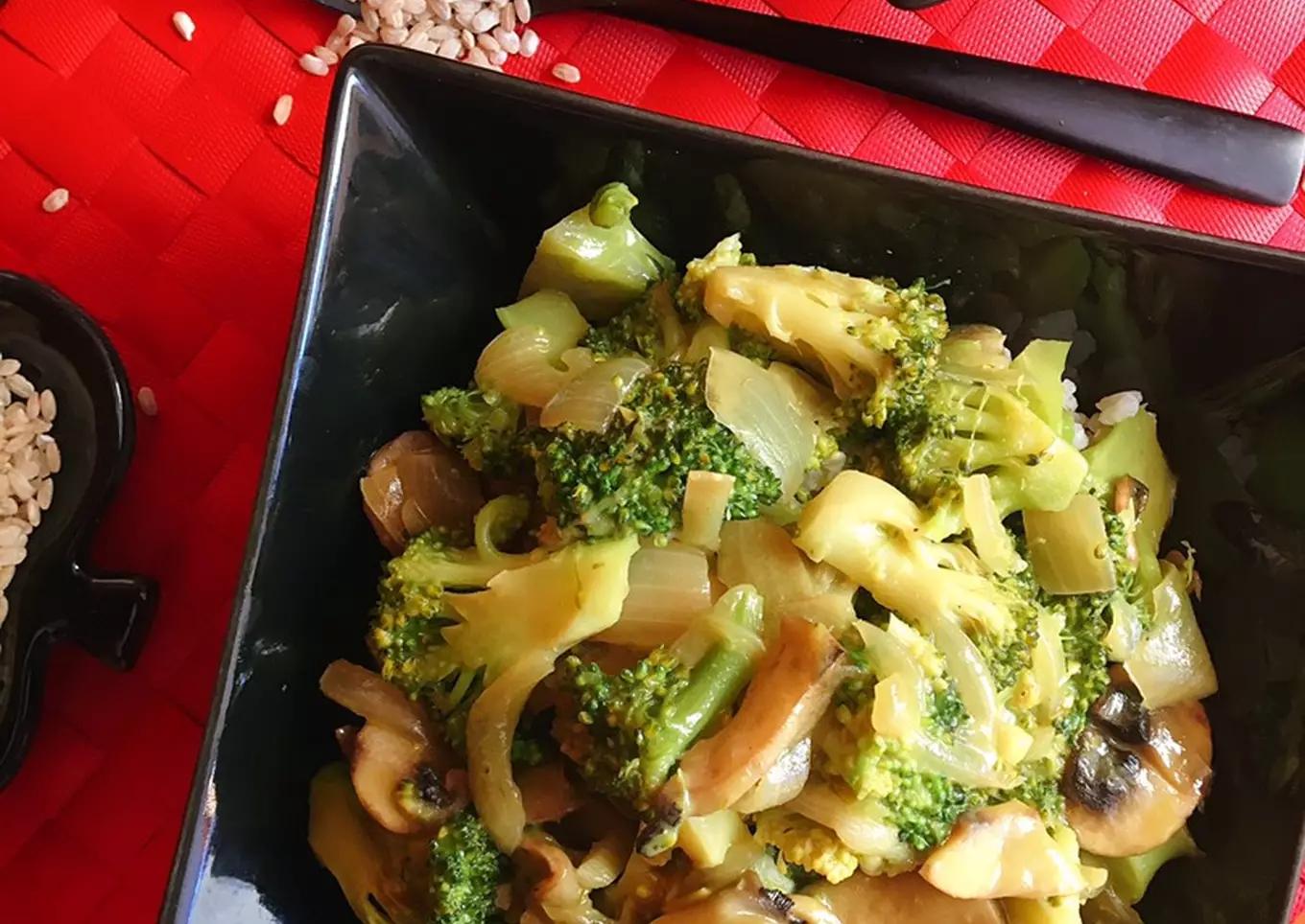 Arroz integral con brócoli y champiñones al curry recipe image
