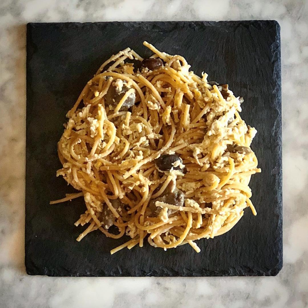 Espaguetis integrales con revuelto de setas recipe image